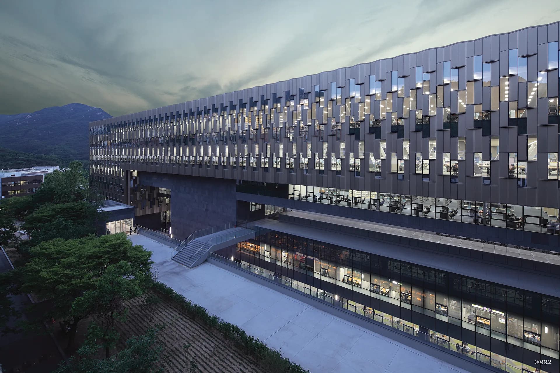 NegaWatt R&D Center — 서울대학교 캠퍼스 연구 시설 외관 (일몰)